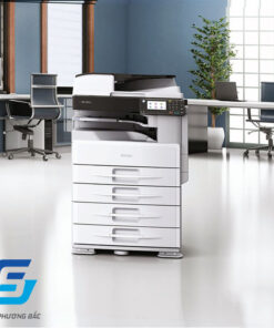 Các thiết bị máy photocopy Ricoh rất ít được hãng phân phối chính hãng tại thị trường Việt Nam. Lý do đơn giản là chúng có giá khá cao, không phù hợp với thị trường. Ricoh được biết đến nhiều hơn ở dòng sản phẩm máy photocopy nhập khẩu. Tuy nhiên, Ricoh Aficio MP 2001 (2001SP) là một ngoại lệ. Thiết bị máy photocopy kỹ thuật số đơn sắc này được phân phối chính hãng mới 100%. Cùng chúng tôi điểm qua những đánh giá về tính năng và có nên chọn mua hay không nhé. THIẾT KẾ NHỎ GỌN Là sản phẩm hướng đến phân khúc sử dụng tại văn phòng vừa và nhỏ, Ricoh MP 2001SP có thiết kế tương đối hiện đại và nhỏ gọn. Bạn có thể đặt gọn gàng sản phẩm này trong mọi không gian nhỏ hrp6. Máy có kích thước thân máy là 59x57x46 cm và trọng lượng đạt 38kg. Thiết bị khá nhỏ gọn nên có thể bố trí ngay gần bàn làm việc của mọi văn phòng (được tặng kèm chân đỡ). Ricoh Aficio MP 2001SP (mới 100% - chính hãng) VƯỢT TRỘI TRONG PHÂN KHÚC CHÍNH HÃNG Có thể nói Ricoh MP 2001SP là một trong những điểm sáng hiếm hoi của trong lựa chọn của các văn phòng tại thị trường chính hãng. Máy sở hữu cho mình rất nhiều điểm nổi bật, ở phân khúc cao hơn các dòng máy được phân phối của HP, Samsung, Epson… Một số điểm nội bật của sản phẩm này có thể kể đến: Tốc độ in nhanh, 20 trang/phút. Các bản in qua công nghệ laser cho tốc độ tốt nhưng vẫn đảm bảo chất lượng in sắt nét, ít xảy ra tình trạng kẹt giấy. Màn hình cảm ứng 4.3 inch cho trải nghiệm thoải mái, dễ làm quen. Thao tác cài đặt nhanh chóng. In 2 mặt tự động Đa chức năng: in, copy trắng đen và scan màu. Tất cả được hoàn thành chỉ trên một thiết bị nhỏ gọn. Tiết kiệm điện và hoạt động êm: Khả năng tiết kiệm điện và hoạt động ít tiếng ồn vẫn là một trong những điểm nổi bật của các sản phẩm từ Ricoh. MP 2001 giúp tiết kiệm chi phí điện hiệu quả và thân thiện với môi trường. Hệ thống giảm độ ồn và khí bụi giúp bảo vệ sức khỏe cho người dùng. 2 Ngăn chứa giấy rộng rãi, với sức chứa 250 tờ mỗi khay. Hỗ trợ cỡ giấy lớn tối đa A3. CÁC HẠN CHẾ Ricoh Aficio MP 2001SP có thể xem là một sản phẩm rất tốt trong tầm giá, tuy nhiên, vẫn mang ít nhiều những hạn chế. Đây là điểm yếu cố hữu cho những dòng máy photocopy đa năng có kích thước nhỏ gọn. Bạn có thể cân nhắc phù hợp khi chọn mua. Khối lượng in ấn không cao: Thiết bị hoạt động hiệu quả với công suất in khoảng 10.000/tháng. Không nên sử dụng hơn vì có thể làm giản độ bền của máy. Giá bán cao, không phù hợp với mức đầu tư của các văn phòng nhỏ.